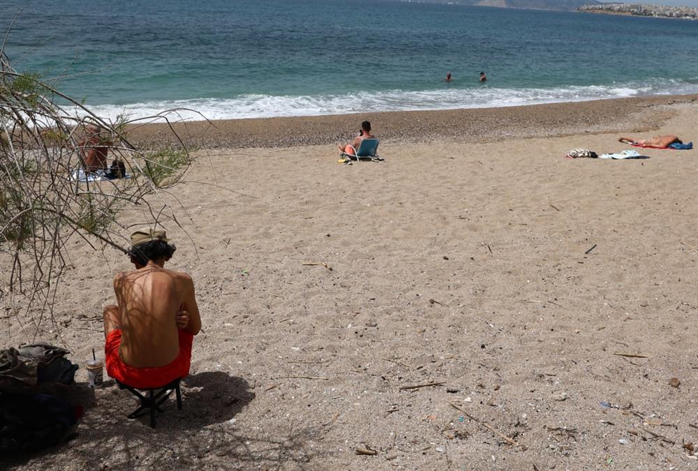 «Μύρισε» καλοκαίρι και οι Αθηναίοι ξεχύθηκαν στις παραλίες - Οι πρώτες βουτιές για μικρούς και μεγάλους