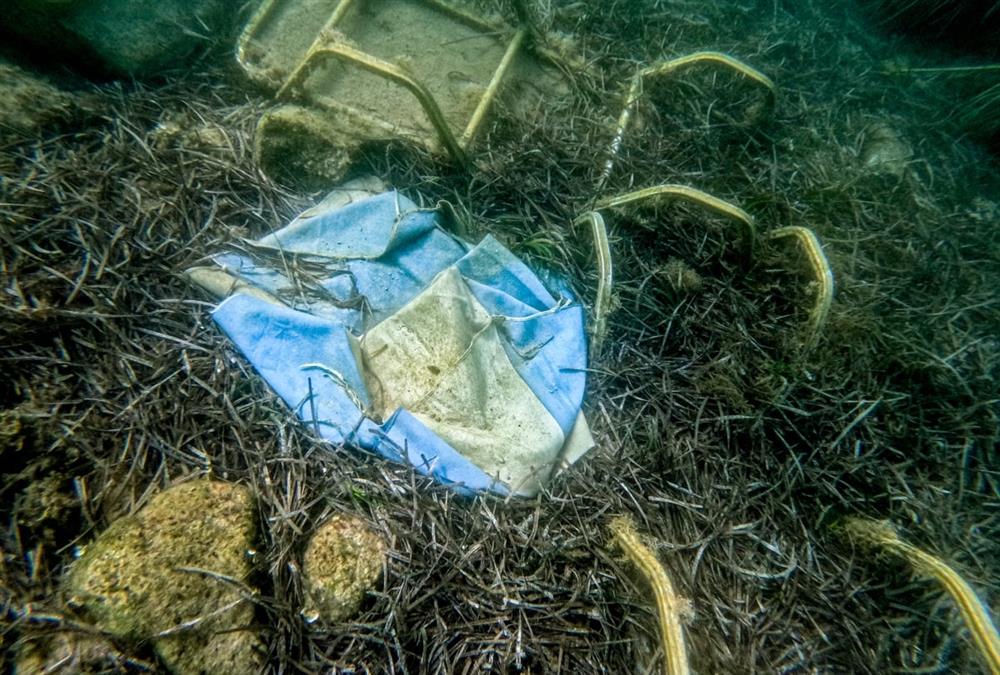 Έκαναν χωματερή τον βυθό της θάλασσας στην Κέρκυρα - Από ξαπλώστρες μέχρι καθίσματα