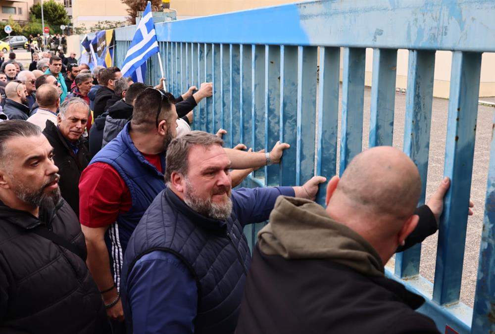 Ένταση στο υπουργείο Μεταφορών: Καρεκλοπόλεμος και χημικά μεταξύ οδηγών ταξί και ΕΛΑΣ