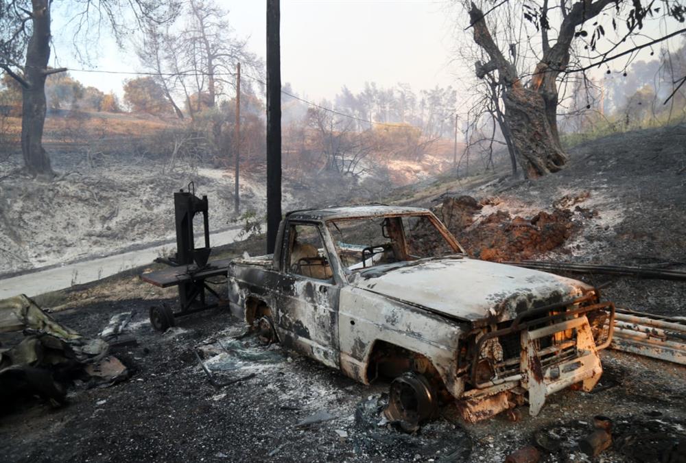 Εικόνες καταστροφής από τη φωτιά στη Χαλκιδική: Καμένα σπίτια και αυτοκίνητα