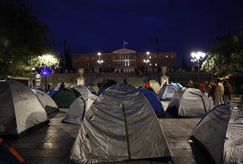 «Να σπουδάσουμε ή να επιβιώσουμε;»: Διαμαρτυρία φοιτητών στο Σύνταγμα για το στεγαστικό (ΙΝΤΙΜΕ)