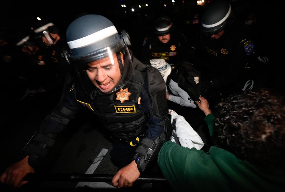 Βίαιες συγκρούσεις στις ΗΠΑ: Νέα επέμβαση της αστυνομίας στο UCLA εναντίον φιλοπαλαιστινίων διαδηλωτών