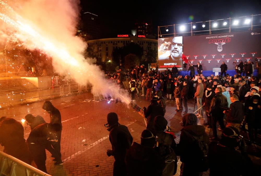 «Πεδίο μάχης» τα Τίρανα: Σοβαρά επεισόδια σε αντικυβερνητική διαδήλωση