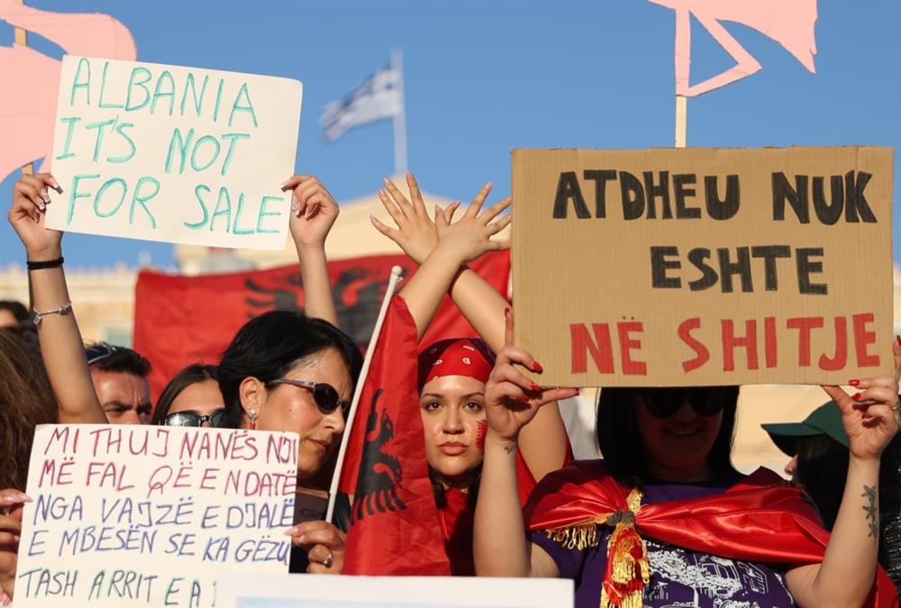 «Ξεπουλάνε τη γη μας στους ολιγάρχες»: Δυναμική διαμαρτυρία στο Σύνταγμα για το mega resort του Κούσνερ