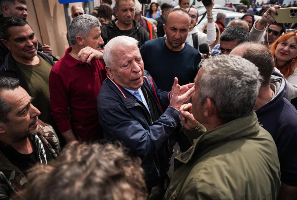 Οργισμένοι κτηνοτρόφοι απέκλεισαν το λιμάνι της Μυτιλήνης και έριξαν γάλα