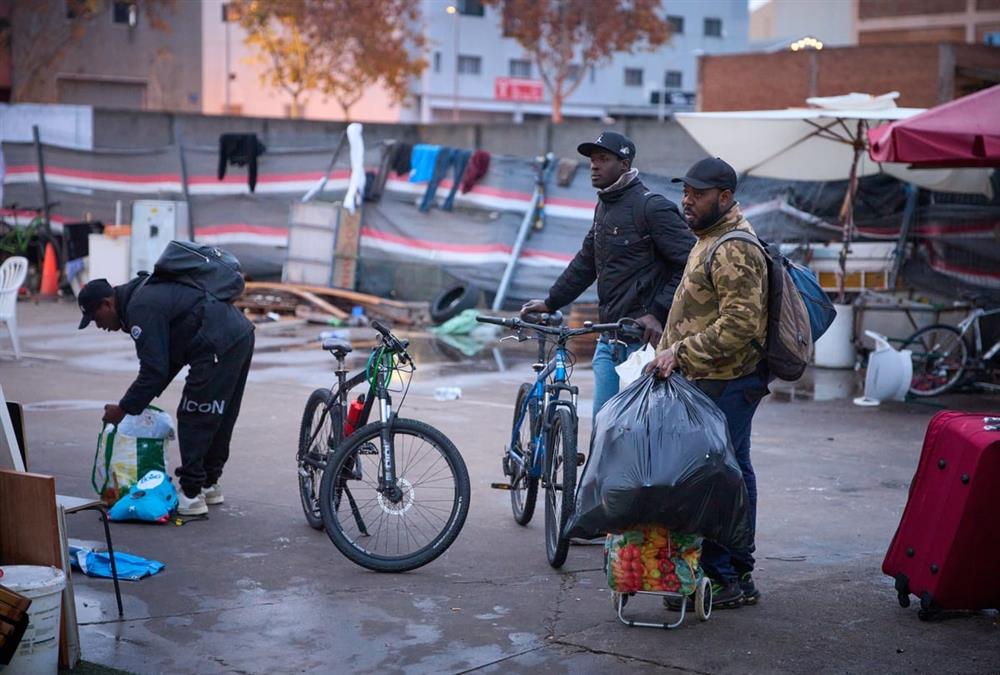 Ισπανία: Εκατοντάδες μετανάστες εκδιώχθηκαν από πρώην λύκειο όπου είχαν βρει καταφύγιο - «Δεν ξέρουμε πού να πάμε» (AP)