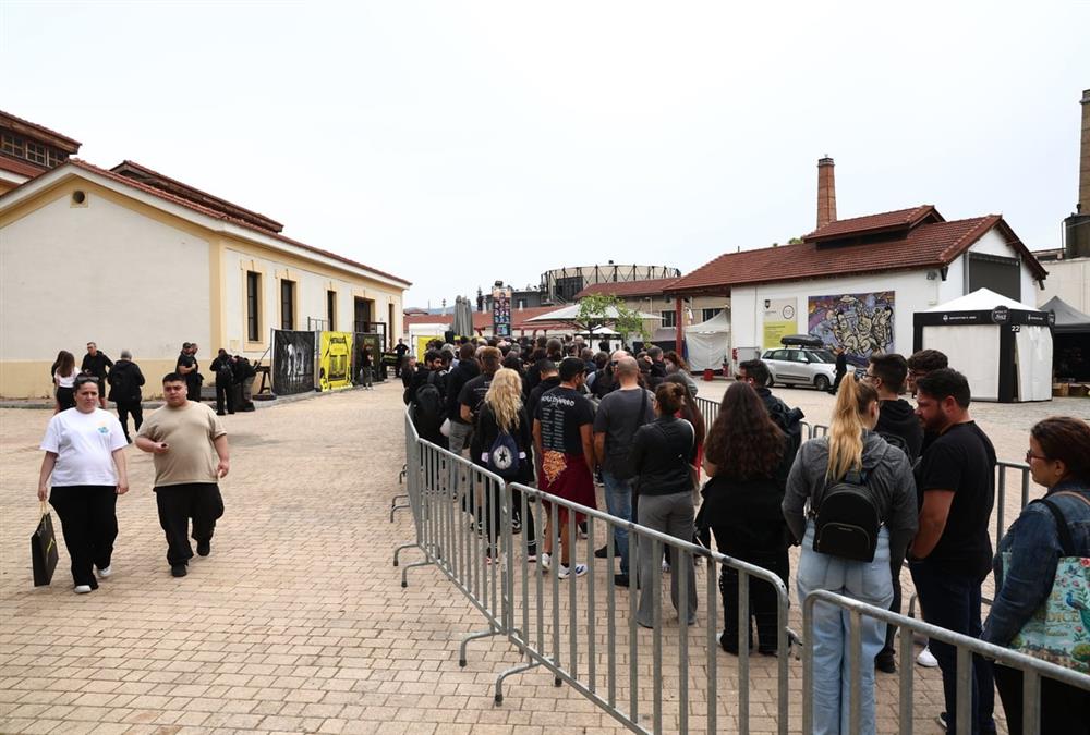Ουρές εκατοντάδων μέτρων στην Τεχνόπολη για το επίσημο pop-up store των Metallica πριν τη συναυλία στο ΟΑΚΑ