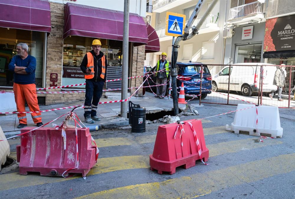 Πανικός στη Βασιλέως Γεωργίου: Άνοιξε τρύπα στο έδαφος και «κατάπιε» κολώνα