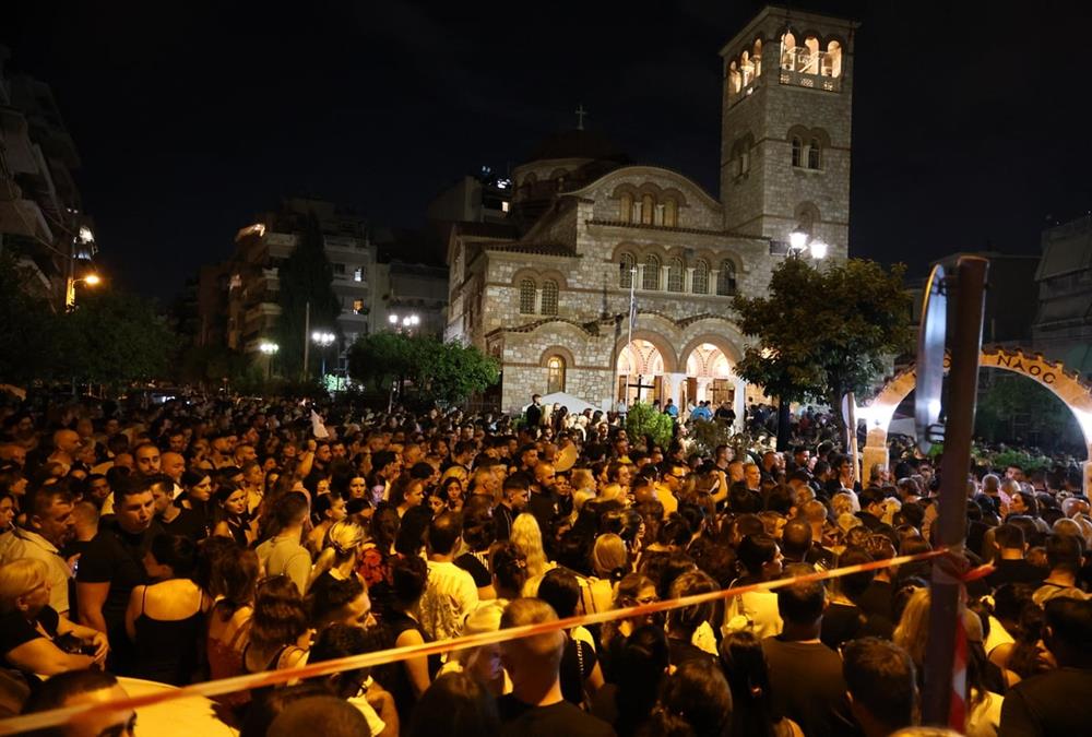 Λαοθάλασσα, τραγούδια, κλάματα και λουλούδια στη λαϊκή αγρυπνία για τον Γιώργο Μαζωνάκη στη Νίκαια