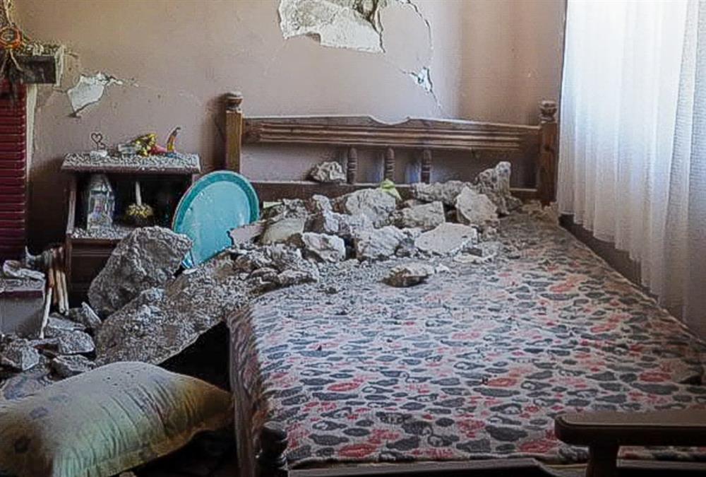 Οι κάτοικοι μετρούν τις πληγές τους μετά τον «χορό» των Ρίχτερ στην Εύβοια - Ζημιές σε σπίτια και απόγνωση