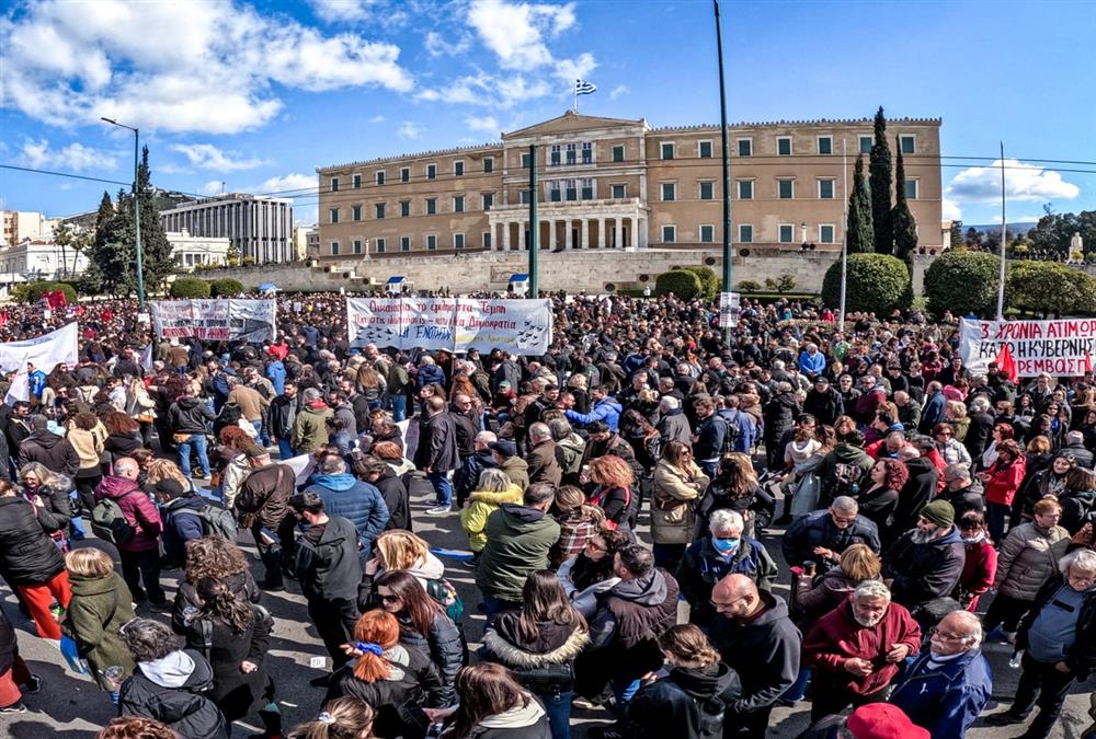 Τέμπη 3 χρόνια μετά: Μεγαλειώδης συγκέντρωση στο Σύνταγμα - Λαοθάλασσα με αίτημα για δικαιοσύνη