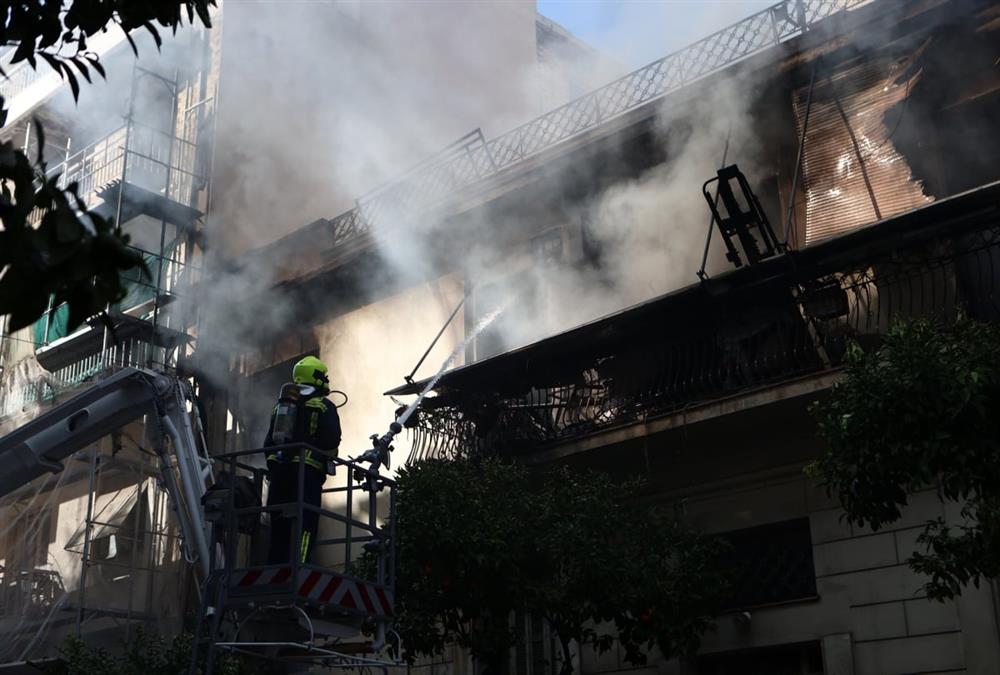 Συγκλονιστικές εικόνες από τη μεγάλη φωτιά σε διώροφο κτίριο στην Καλλιθέα