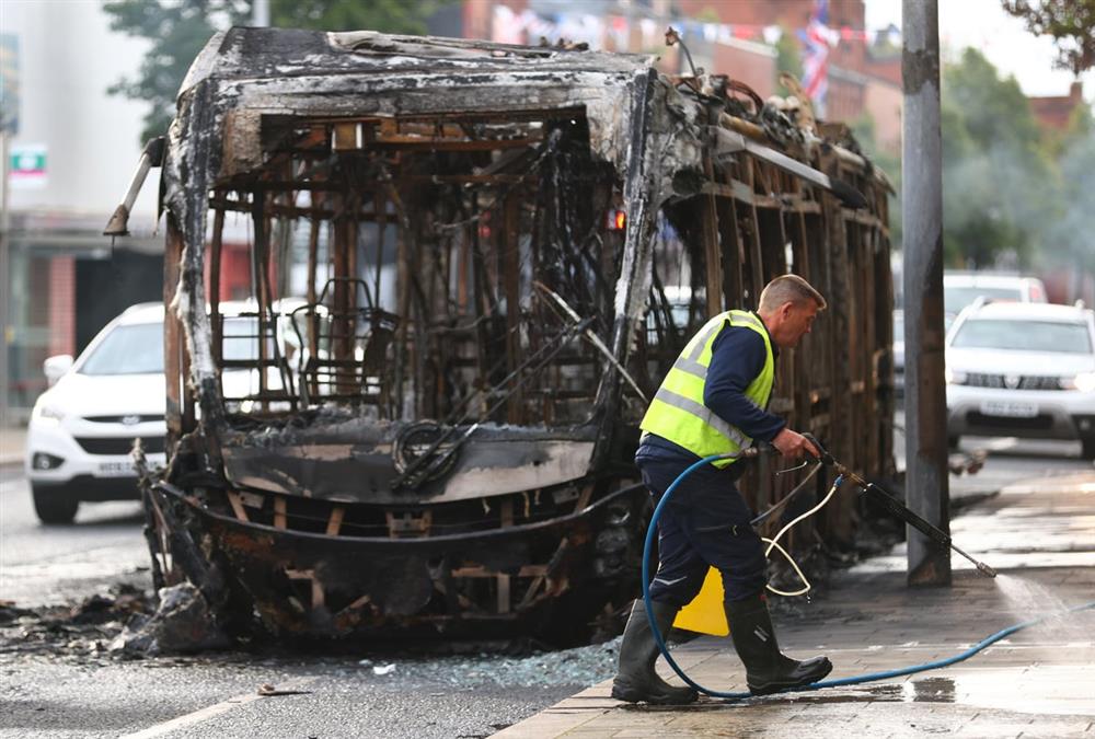 Μπέλφαστ: Παιδιά στον δρόμο και κόποι μιας ζωής, στάχτη - Εικόνες χάους μετά το κύμα ρατσιστικής βίας