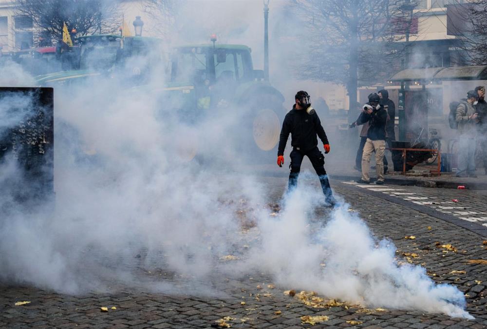 «Φλέγονται» οι Βρυξέλλες: Άγρια καταστολή στη διαδήλωση των αγροτών - Δακρυγόνα, και φωτιές έξω από το Ευρωκοινοβούλιο (AP)