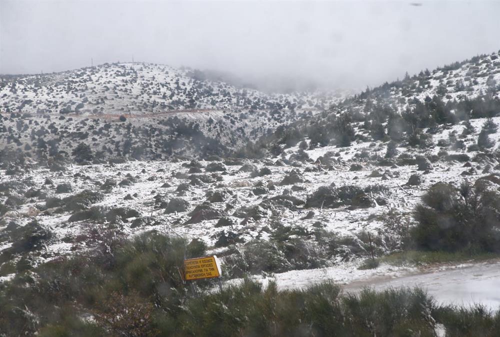Μοναδικές εικόνες στη χιονισμένη Πάρνηθα - Μάιος που θυμίζει χειμώνα