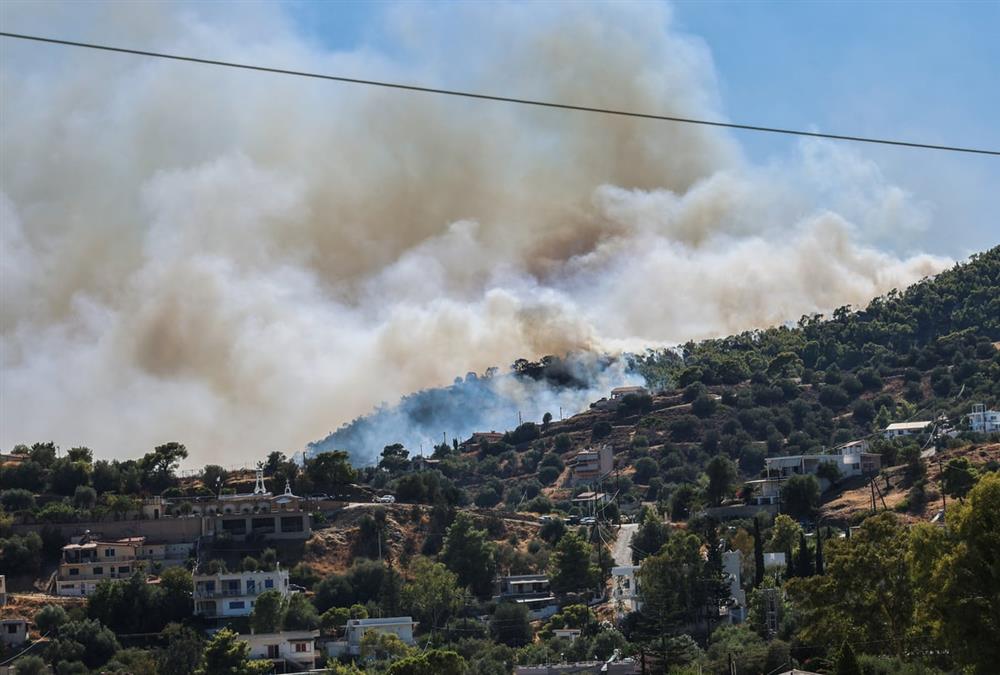 Συγκλονιστικές εικόνες από τη φονική φωτιά στη Σαλαμίνα