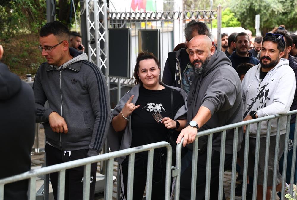 Ουρές εκατοντάδων μέτρων στην Τεχνόπολη για το επίσημο pop-up store των Metallica πριν τη συναυλία στο ΟΑΚΑ