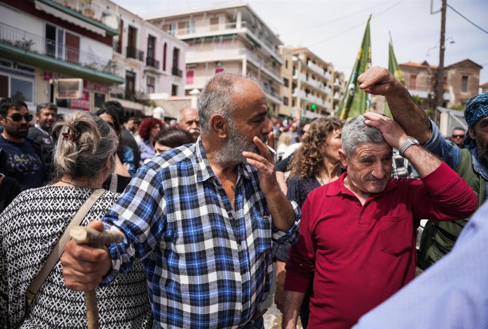 Οργισμένοι κτηνοτρόφοι απέκλεισαν το λιμάνι της Μυτιλήνης και έριξαν γάλα