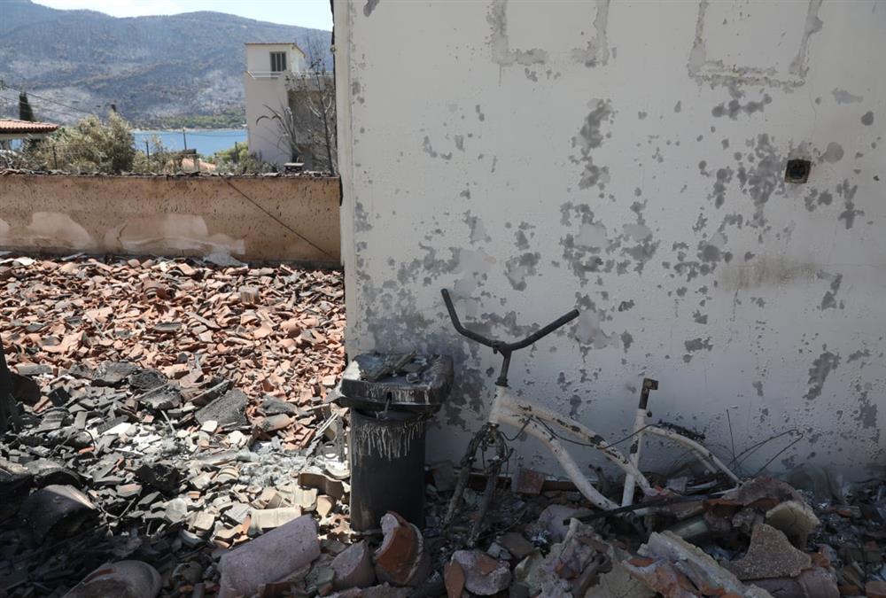 «Καταστροφή, σαν να μπαίνεις σε μαύρη τρύπα»: Στάχτες και απόγνωση στην Ψάθα και το Πόρτο Γερμενό