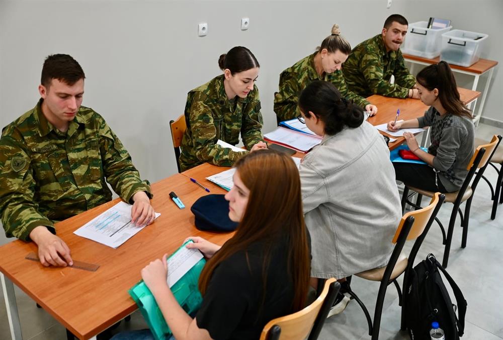 Ιστορική ημέρα για τις Ένοπλες Δυνάμεις: Παρουσιάστηκαν οι πρώτες γυναίκες που θα υπηρετήσουν στον ελληνικό στρατό