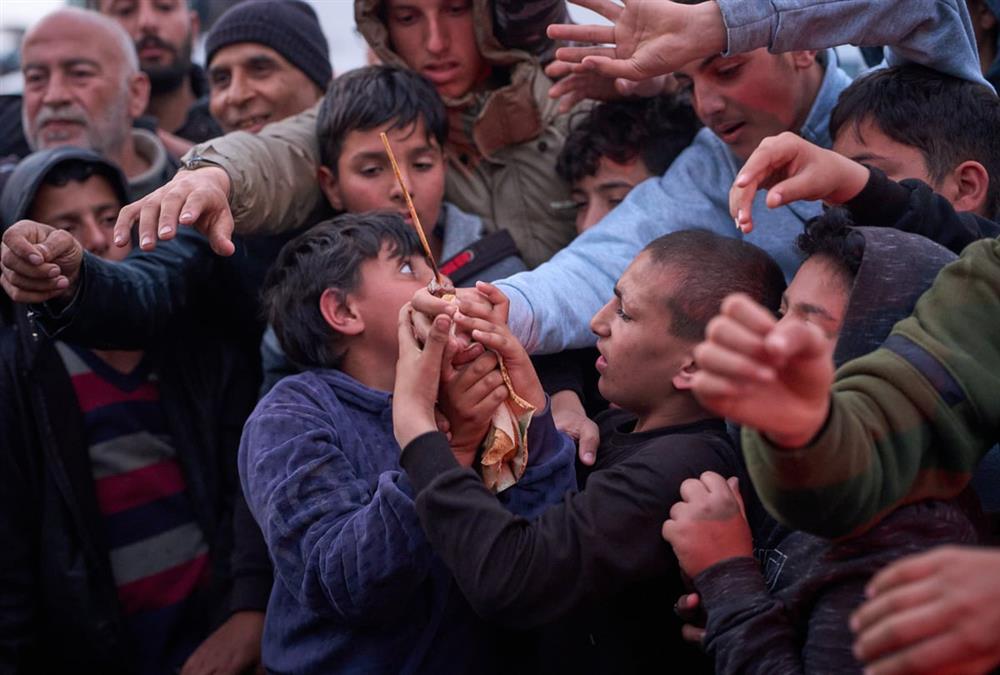 Αντί για παιδική ανεμελιά, μάχη για λίγο ψωμί: Γροθιά στο στομάχι οι εικόνες από τον Λίβανο