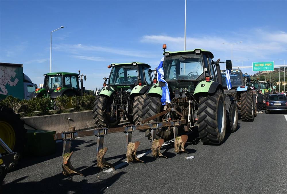 Αγροτικός ξεσηκωμός σε όλη τη χώρα - Επεκτείνονται τα μπλόκα, μεγαλώνει η ένταση