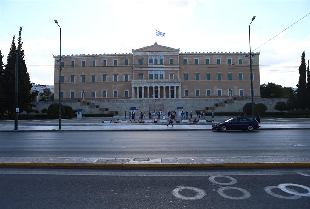 Έρημη πόλη η Αθήνα: Ασυνήθιστες εικόνες από το κέντρο που θυμίζουν... όαση