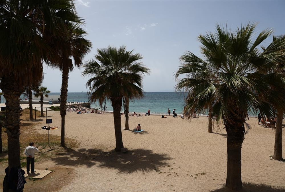 «Μύρισε» καλοκαίρι και οι Αθηναίοι ξεχύθηκαν στις παραλίες - Οι πρώτες βουτιές για μικρούς και μεγάλους