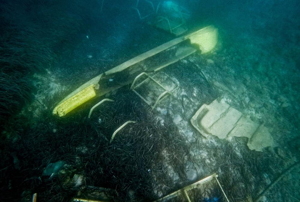 Έκαναν χωματερή τον βυθό της θάλασσας στην Κέρκυρα - Από ξαπλώστρες μέχρι καθίσματα