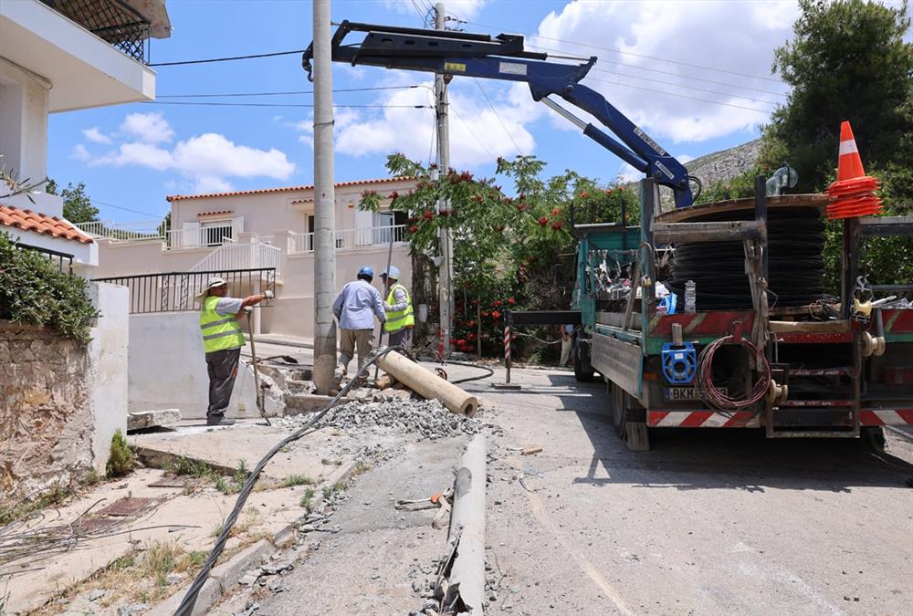 Απίστευτες εικόνες στην Ηλιούπολη - Φορτηγό έπεσε σε κολώνα, καταπλάκωσε τέσσερα ΙΧ, έσπασε εισόδους