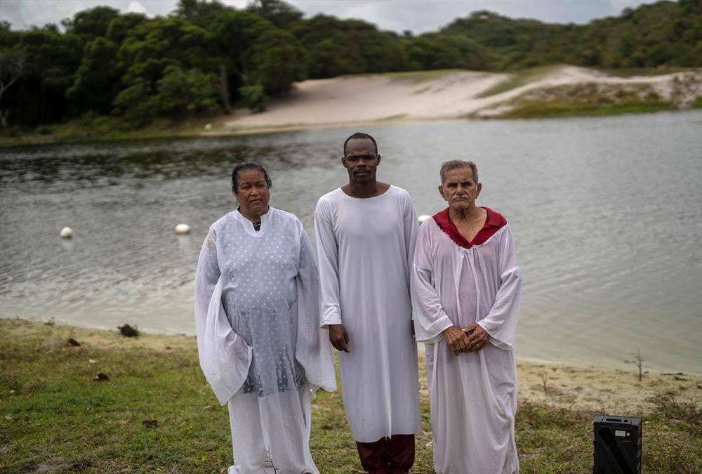 Ενόψει εκλογών στη Βραζιλία, οι ιεροί αμμόλοφοι του Σαλβαδόρ αποτελούν πεδίο μάχης των πιστών