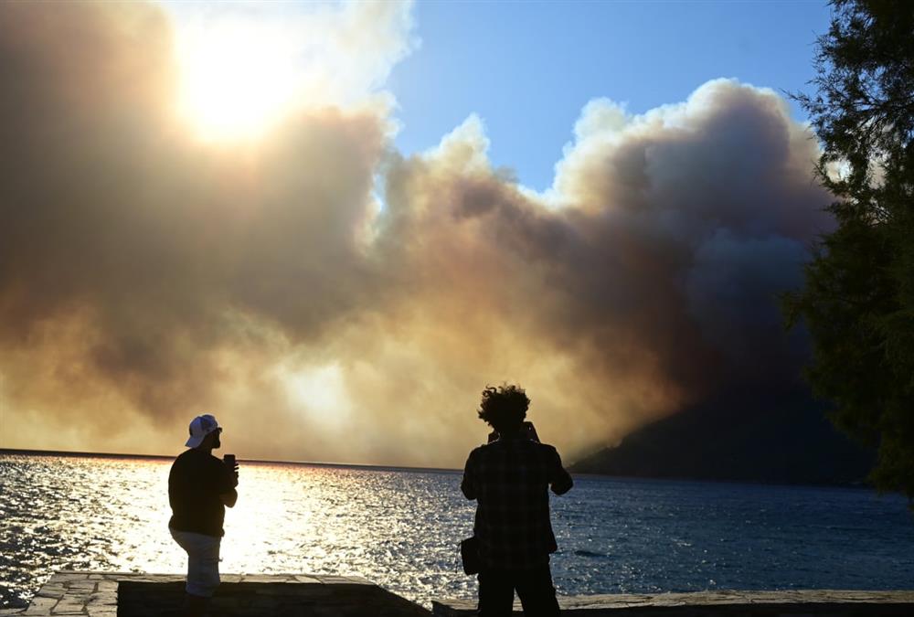 Πύρινος όλεθρος στο Πόρτο Γερμενό από τη μεγάλη φωτιά - Σκληρή μάχη με τις φλόγες