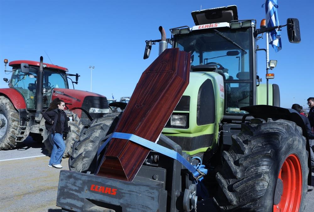 Ενισχυμένα και δυναμικά τα αγροτικά μπλόκα: Αποφασισμένοι οι αγρότες σε όλη τη χώρα