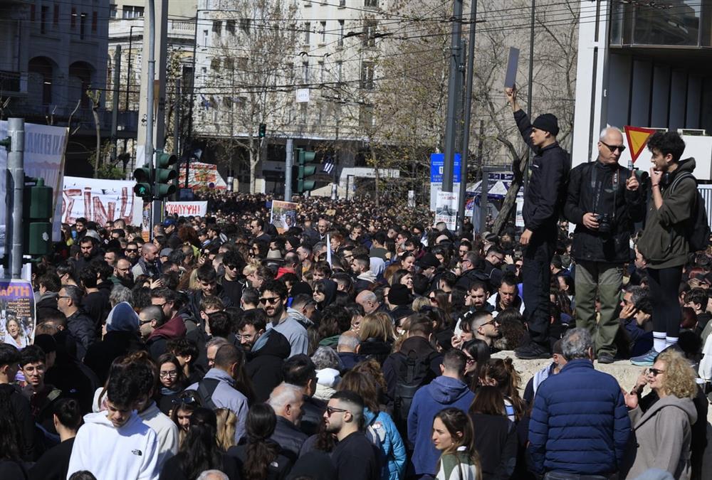 Τέμπη 3 χρόνια μετά: Μεγαλειώδης συγκέντρωση στο Σύνταγμα - Λαοθάλασσα με αίτημα για δικαιοσύνη
