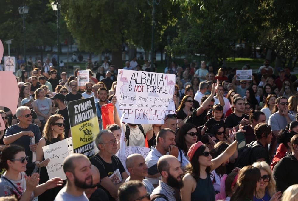 «Ξεπουλάνε τη γη μας στους ολιγάρχες»: Δυναμική διαμαρτυρία στο Σύνταγμα για το mega resort του Κούσνερ