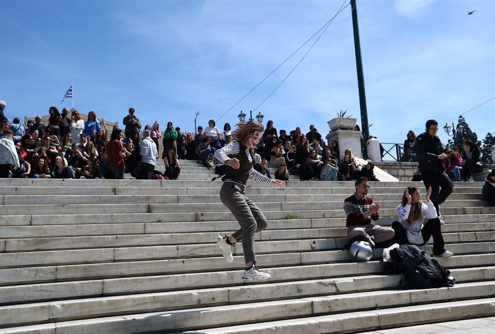 «Αυτό δεν είναι πανεπιστήμιο, είναι βαφτίσια»: Η ξεχωριστή συγκέντρωση διαμαρτυρίας καλλιτεχνών στο Σύνταγμα