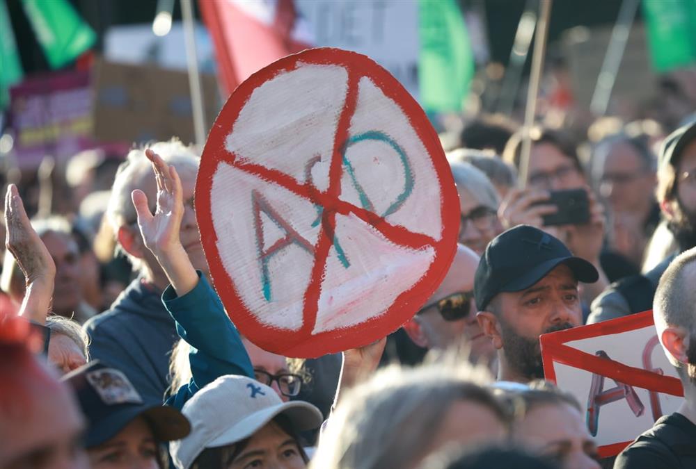«Σταματήστε το AfD»: Χιλιάδες διαδηλωτές στους δρόμους του Βερολίνου κατά της νίκης της ακροδεξιάς