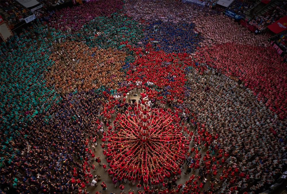 «Castells»: Οι ανθρώπινοι πύργοι της Καταλονίας και η δύναμη της συλλογικότητας