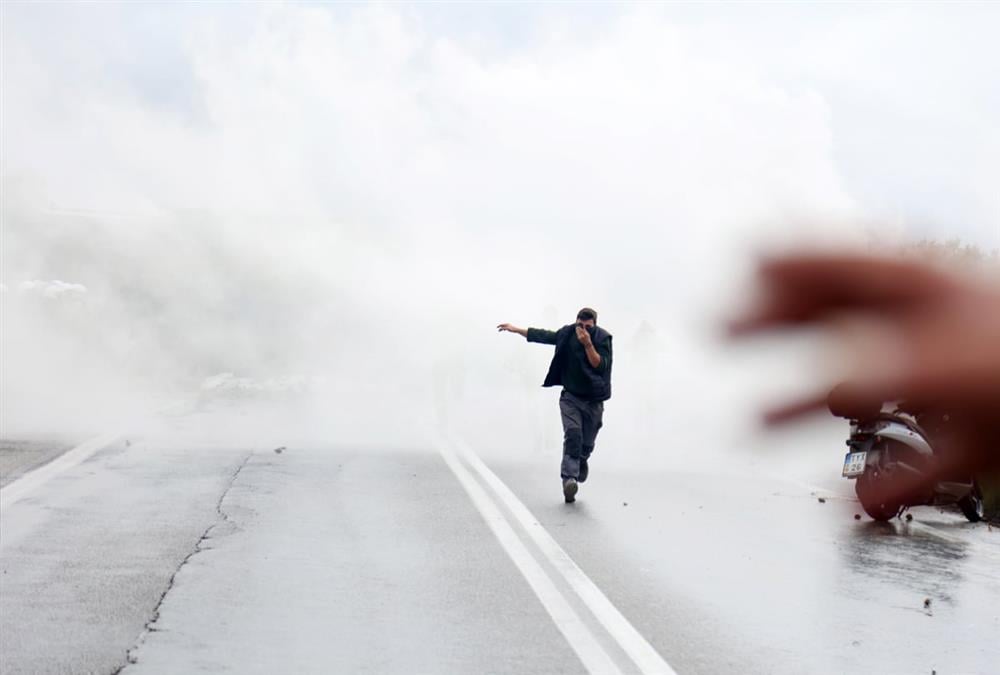 Έκρυθμη η κατάσταση στην Κρήτη: Κατάληψη από αγρότες στο αεροδρόμιο Ηρακλείου - Επεισόδια με χημικά στα Χανιά