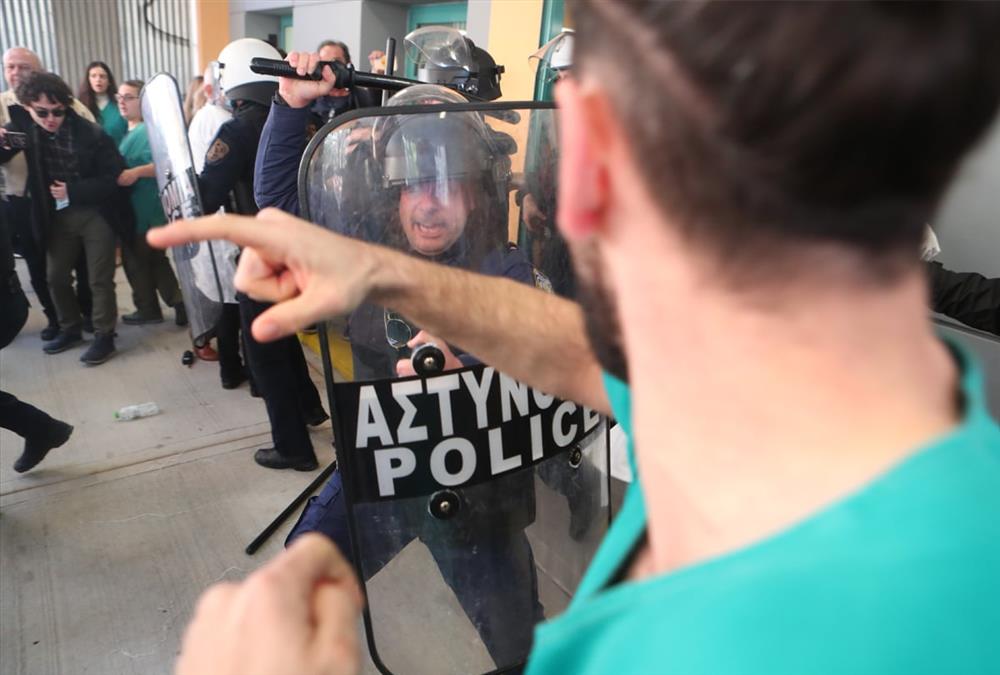 Μεγάλη ένταση στο νοσοκομείο Νίκαιας - Οργή υγειονομικών στην επίσκεψη Γεωργιάδη