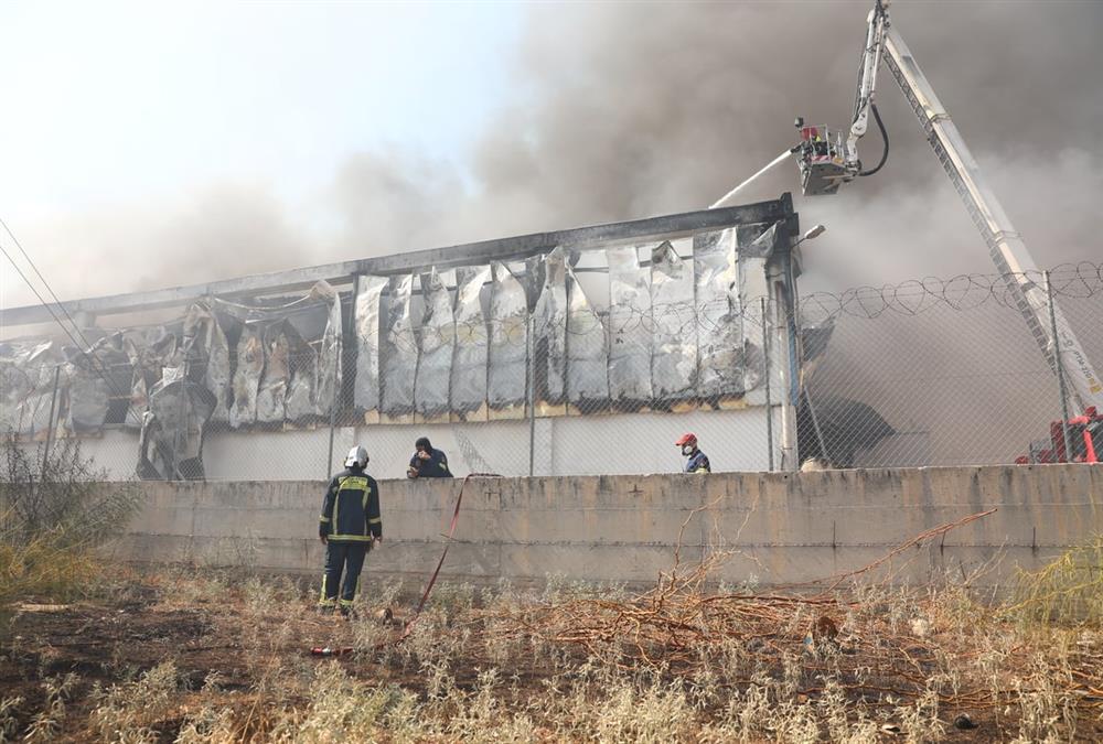 Φωτιά σε επιχείρηση στον Ασπρόπυργο: Εικόνες καταστροφής