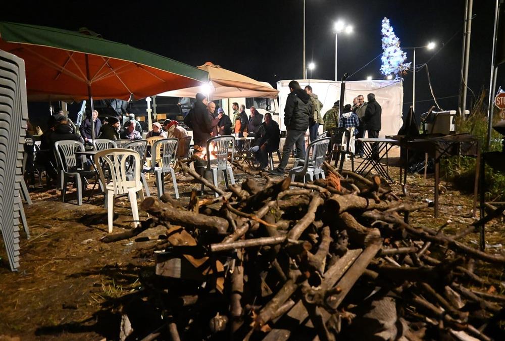 Ρεβεγιόν στα μπλόκα: Συνεχίζουν τον αγώνα οι αγρότες