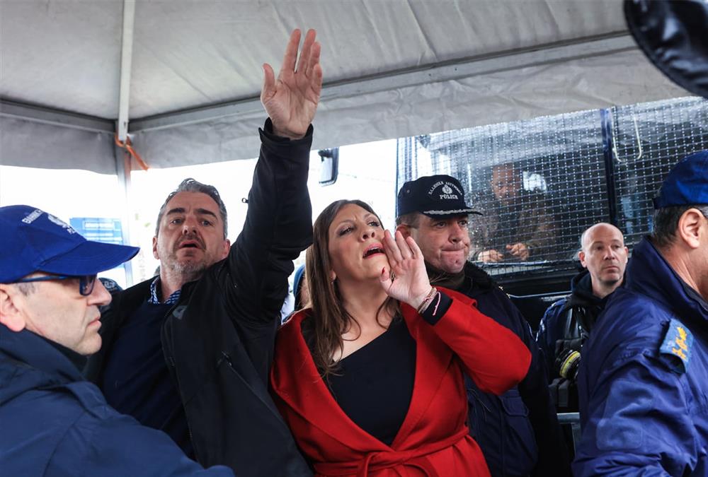 Οργή, ένταση και βαριές καταγγελίες συγγενών στη δεύτερη συνεδρίαση της δίκης των Τεμπών