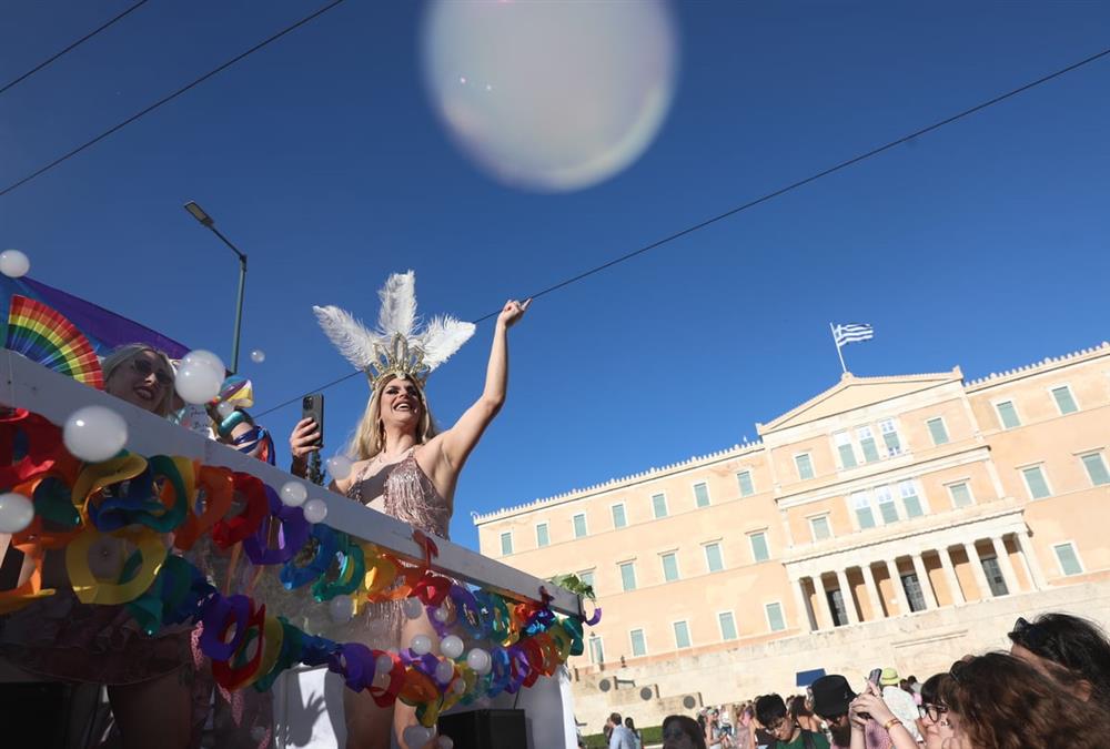 Athens Pride 2026: Ένα απέραντο ουράνιο τόξο το κέντρο της Αθήνας - Πλήθος κόσμου στη μεγάλη γιορτή υπερηφάνειας