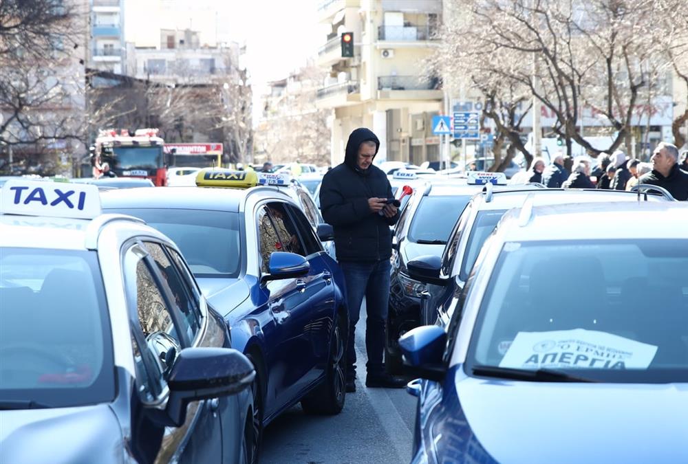 «Δεν θα κάνουμε πίσω»: Με καπνογόνα οι οδηγοί ταξί της Θεσσαλονίκης έξω από τα γραφεία της ΝΔ