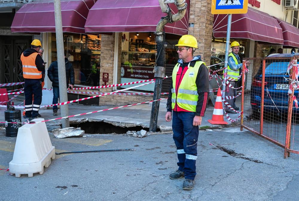 Πανικός στη Βασιλέως Γεωργίου: Άνοιξε τρύπα στο έδαφος και «κατάπιε» κολώνα