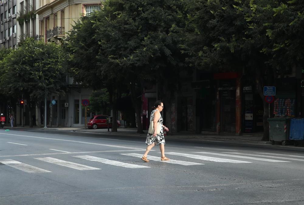 Έρημη πόλη η Αθήνα: Ασυνήθιστες εικόνες από το κέντρο που θυμίζουν... όαση