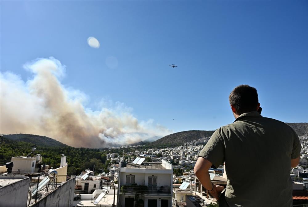 Μεγάλη φωτιά στο Ποικίλο Όρος - Εκκενώσεις σε Αφαία, Άνω Δάσος Χαϊδαρίου και Δαφνί