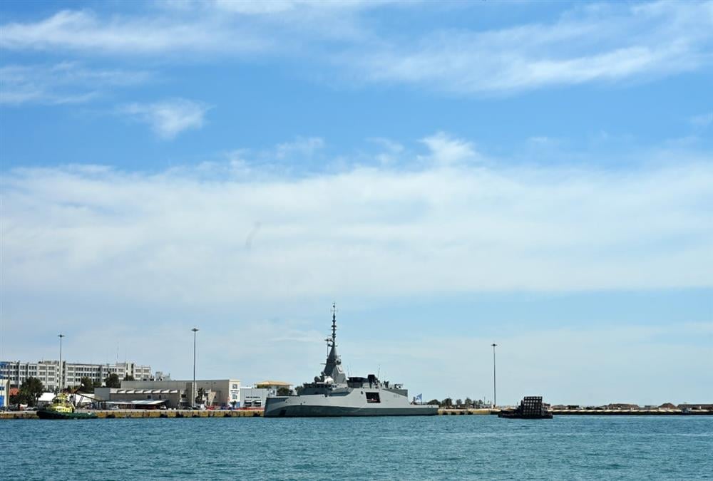 Για πρώτη φορά στο λιμάνι του Πειραιά η φρεγάτα «Κίμων» - Καρέ καρέ η άφιξή της
