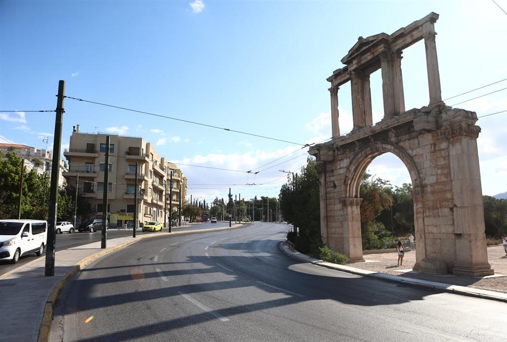 Έρημη πόλη η Αθήνα: Ασυνήθιστες εικόνες από το κέντρο που θυμίζουν... όαση
